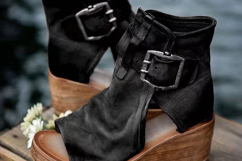 Sandaler med kilehæl og spenne i boho-stil