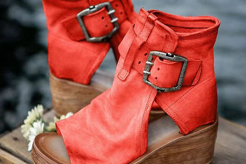 Sandaler med kilehæl og spenne i boho-stil