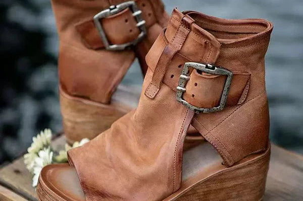 Sandaler med kilehæl og spenne i boho-stil