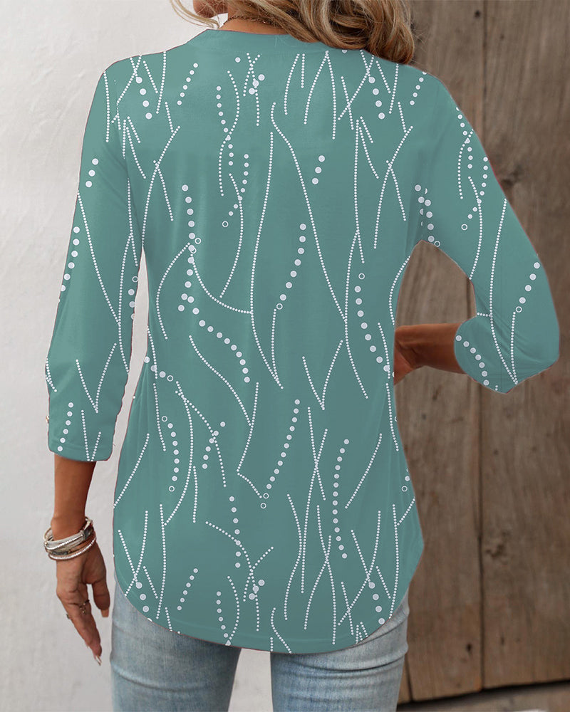 Elegant topp med knappeprint og V-hals