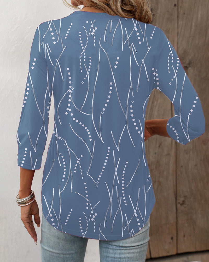 Elegant topp med knappeprint og V-hals