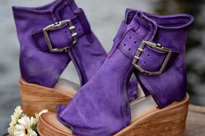 Sandaler med kilehæl og spenne i boho-stil