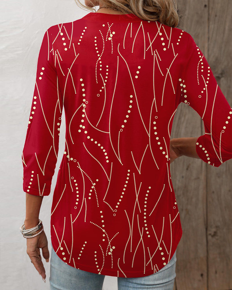 Elegant topp med knappeprint og V-hals